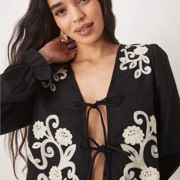 Elegant Black and White Embroidered Women's shirt NWT - Picture 2 of 8